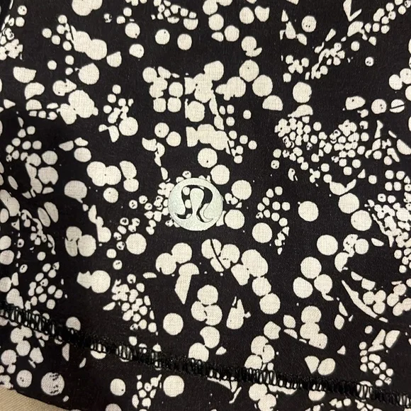 Amazing condition lululemon skirt - Picture 3 of 3